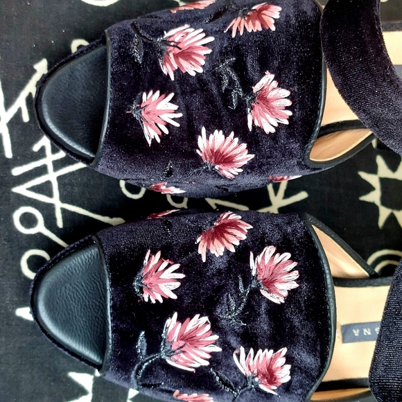 Elegant Black Embroidered Heels - Picture 11 of 15